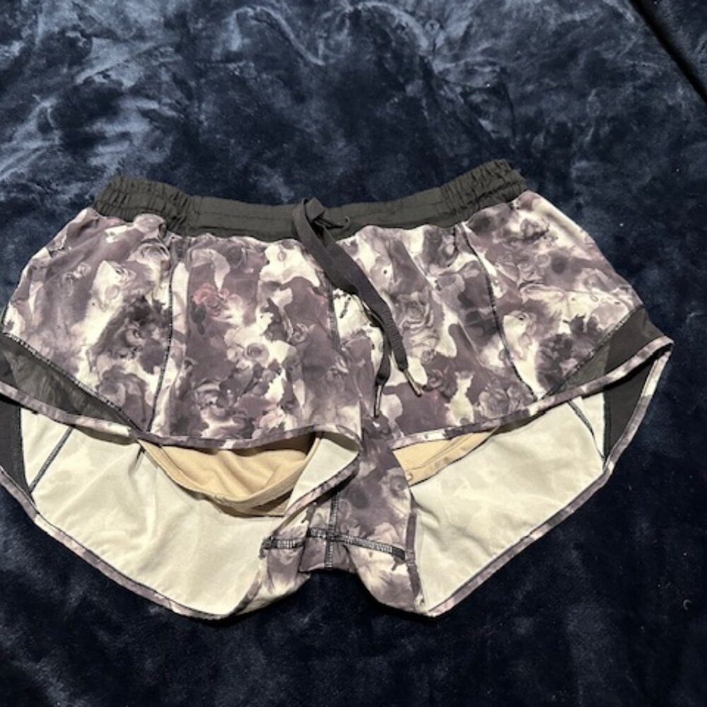 Lululemon size 10 Hotty Hot shorts